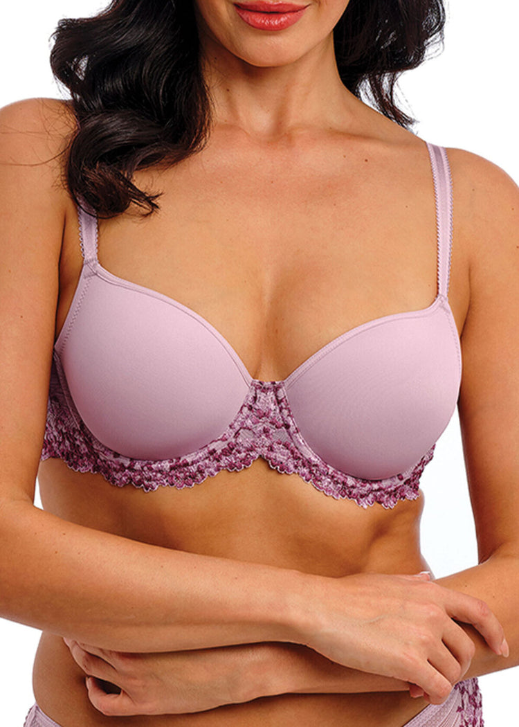 Model in Embrace Lace Contour BH Keepsake Lilac voorzijde 