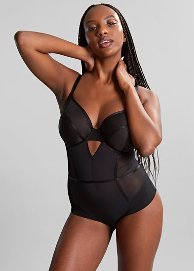 Model in Tango Essence Plunge Body Obsidian Voorzijde