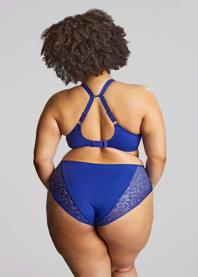 Model in Estel Plunge BH Royal Blue Achterzijde