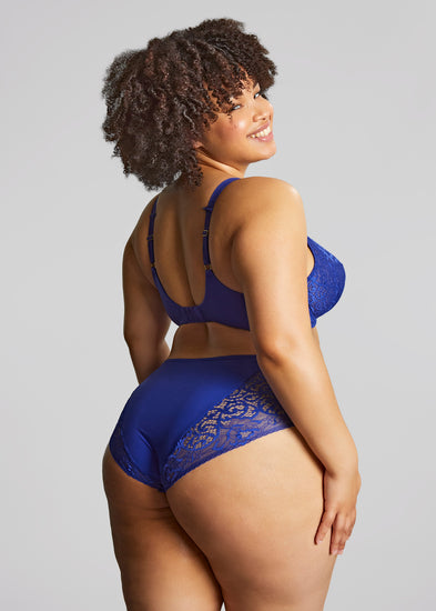 Model in Estel Plunge BH Royal Blue Achterzijde