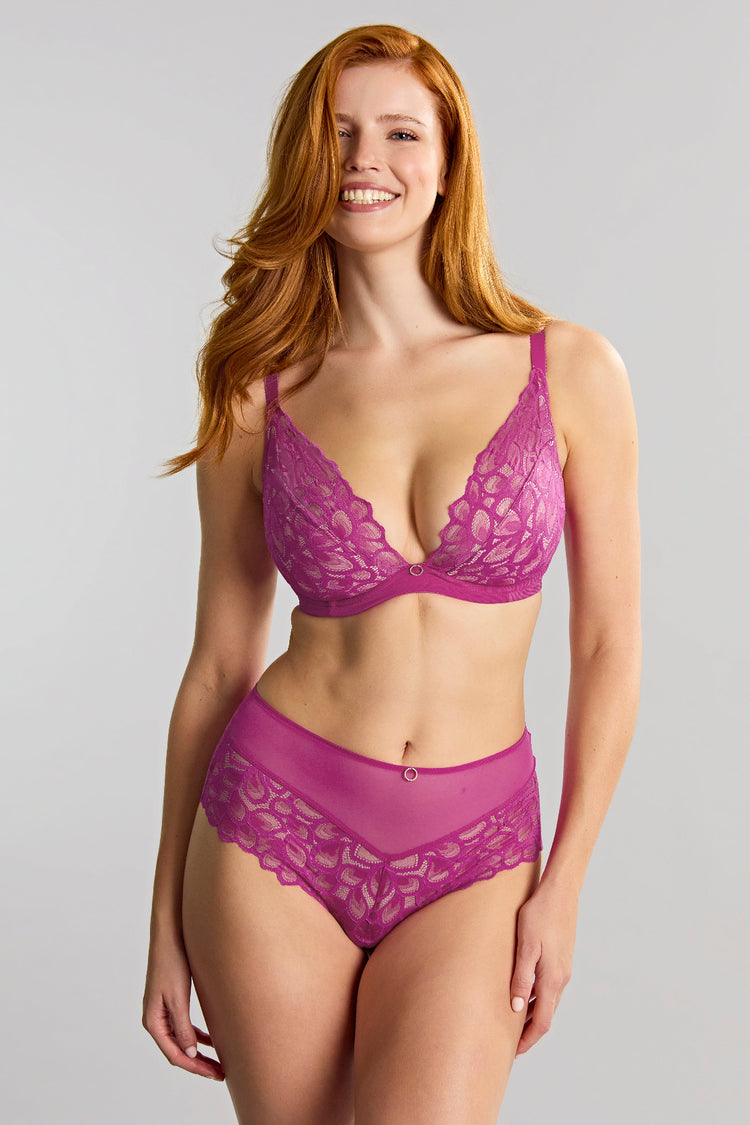 Model in Allure Demi Plunge BH Magenta voorzijde
