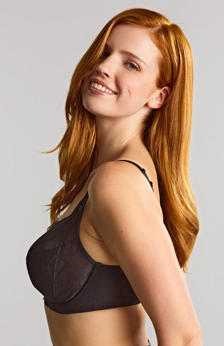 Model in Evangeline Full Cup BH Zwart zijkant