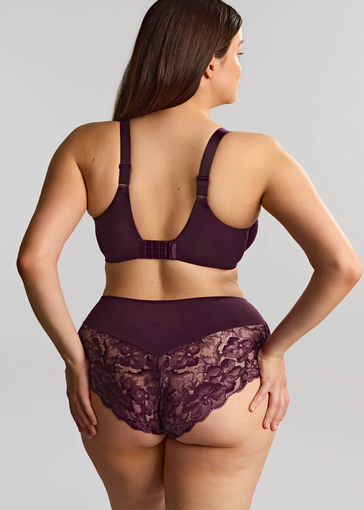 Model in Amara High Waist Broekje Plum achterzijde