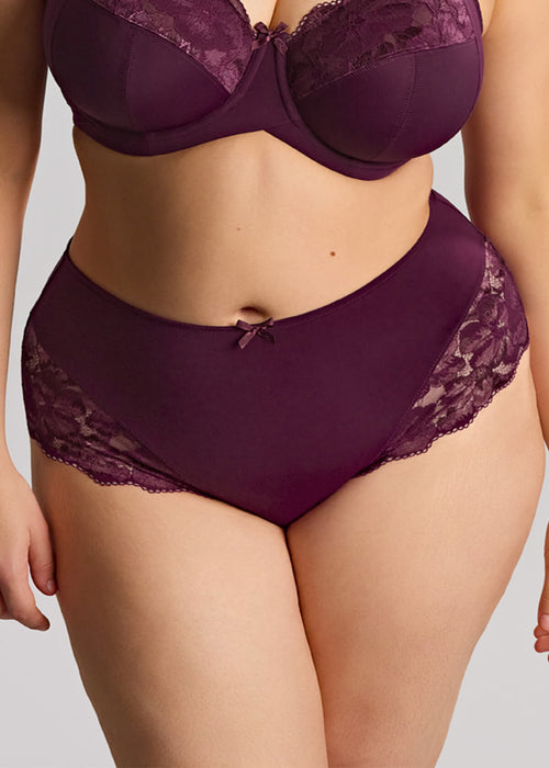Model in Amara High Waist Broekje Plum voorzijde