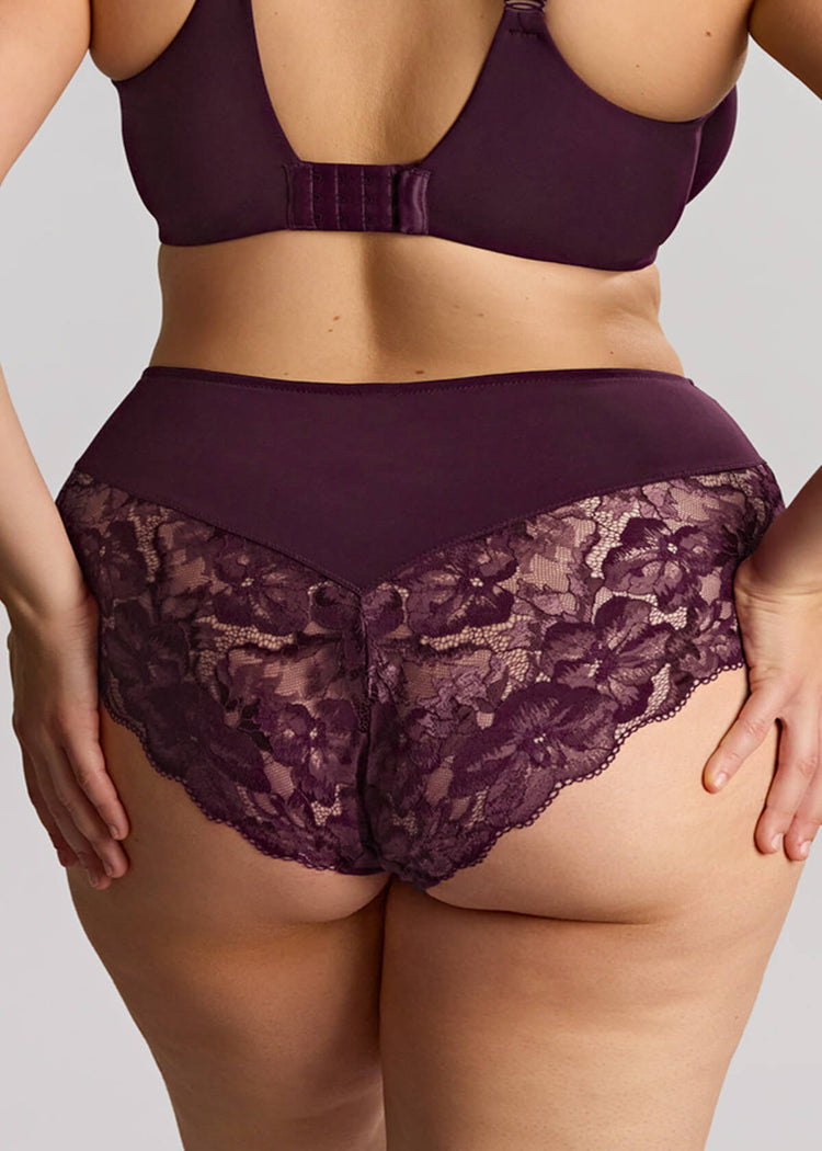 Model in Amara High Waist Broekje Plum achterzijde