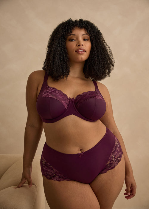 Model in Amara Full Cup BH Plum voorzijde