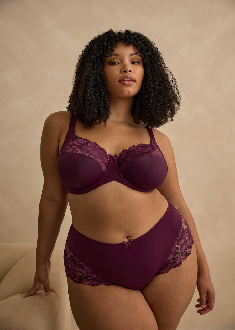 Model in Amara Full Cup BH Plum voorzijde