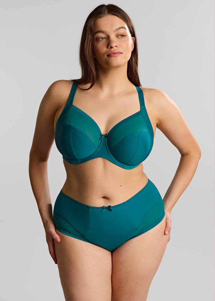 Model in Bliss Mid-Rise Broekje Teal voorzijde 
