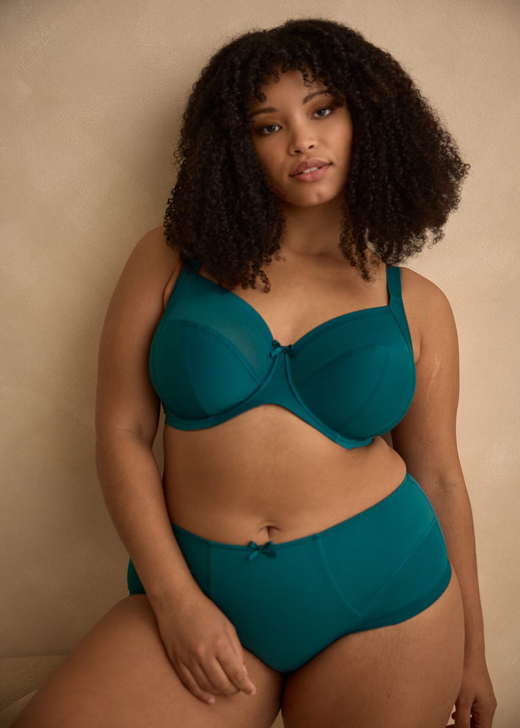 Model in Bliss Full Cup BH Teal voorzijde