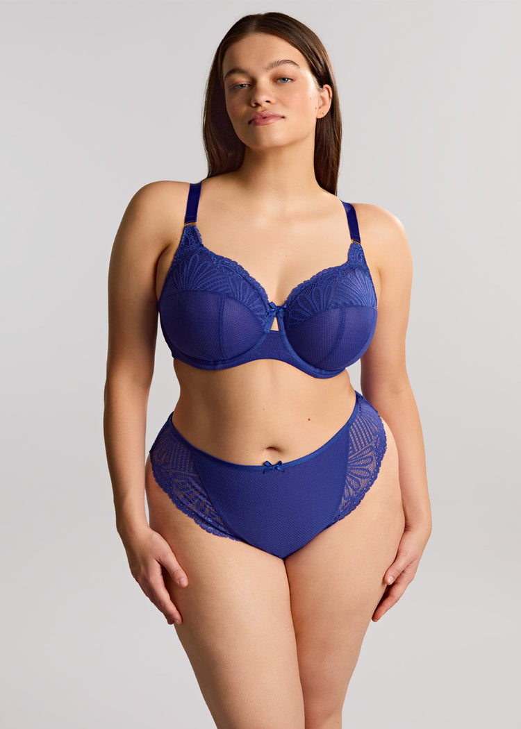 Model in Entice Broekje Indigo voorzijde
