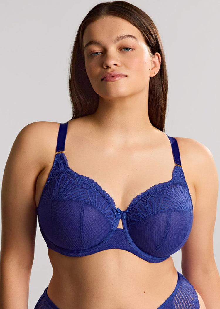 Model in Entice Full Cup BH Indigo voorzijde