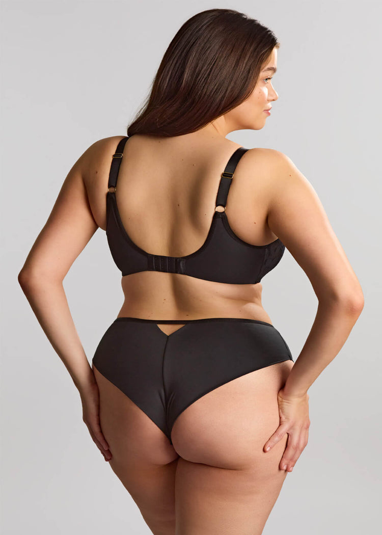 Model in Flora Brazilian Broekje Zwart achterzijde