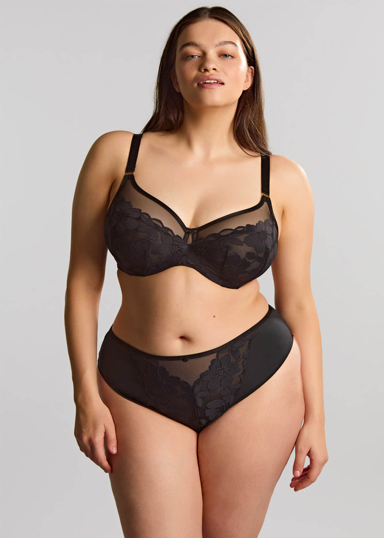 Model in Flora Brazilian Broekje Zwart voorzijde