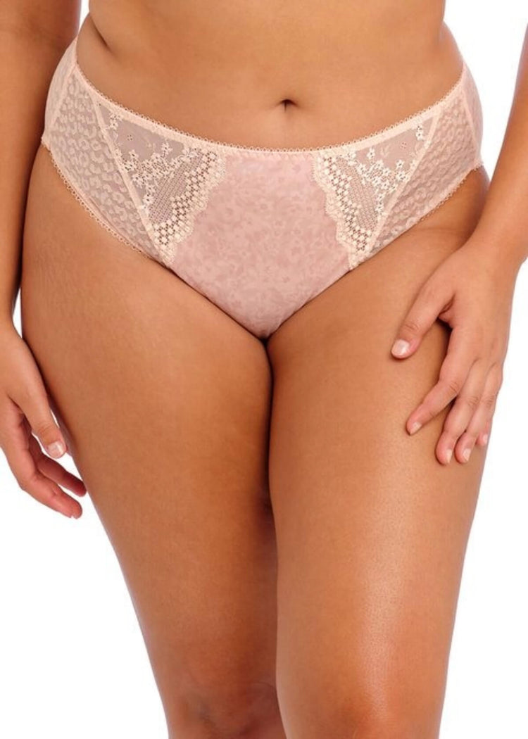 Model in Lucie High Leg Broekje Pale Blush voorzijde