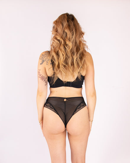 Model in Alexis Beugelloze Bralette Zwart Achterzijde
