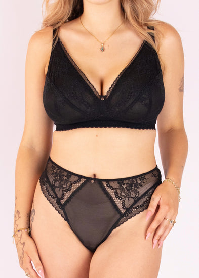 Model in Alexis Beugelloze Bralette Zwart Voorzijde