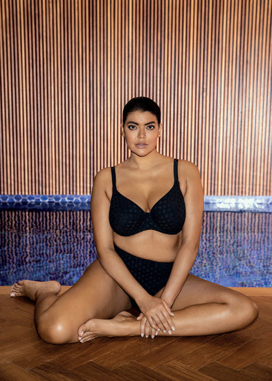 Model in Elomi Bazaruto plunge bikinitop zwart voorzijde lifestyle