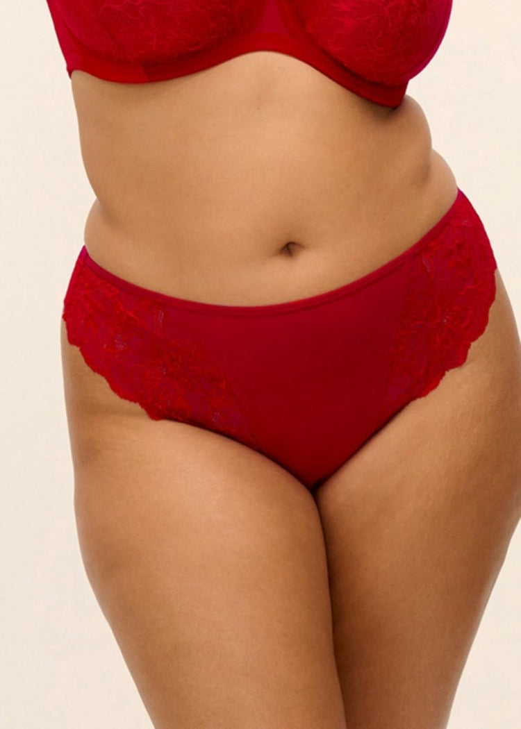 Model inBrianna String Haute Red Voorzijde