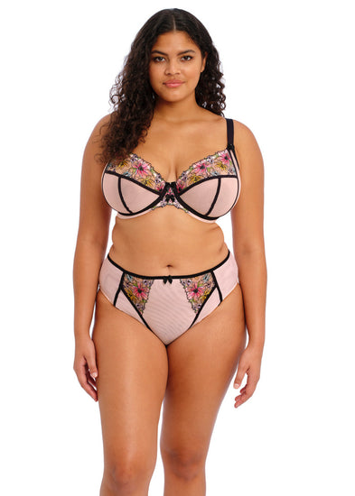 Model in Carrie Uw Plunge BH Ballet Pink Voorzijde