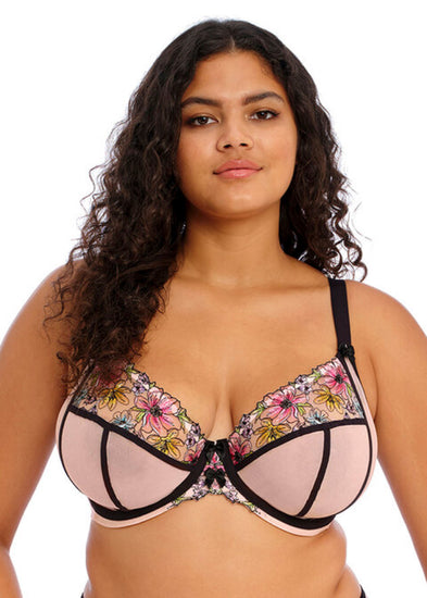 Model in Carrie Uw Plunge BH Ballet Pink Voorzijde