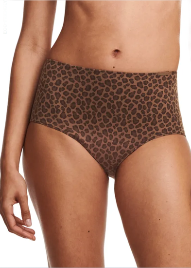 Model in Chantelle Menstruatiebrokje Leopard Voorzijde