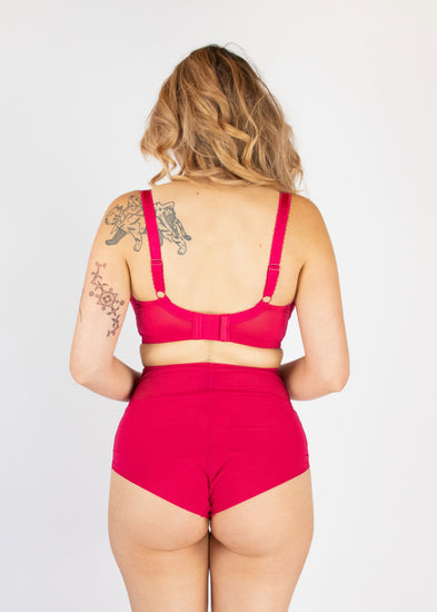 SuperBra Model in Clara High Waisted Broekje Orchid/Red Achterzijde