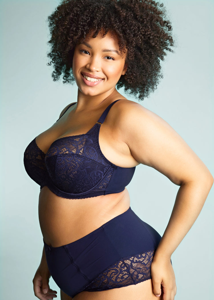 Model in Estel Full Cup BH Navy Zijkant