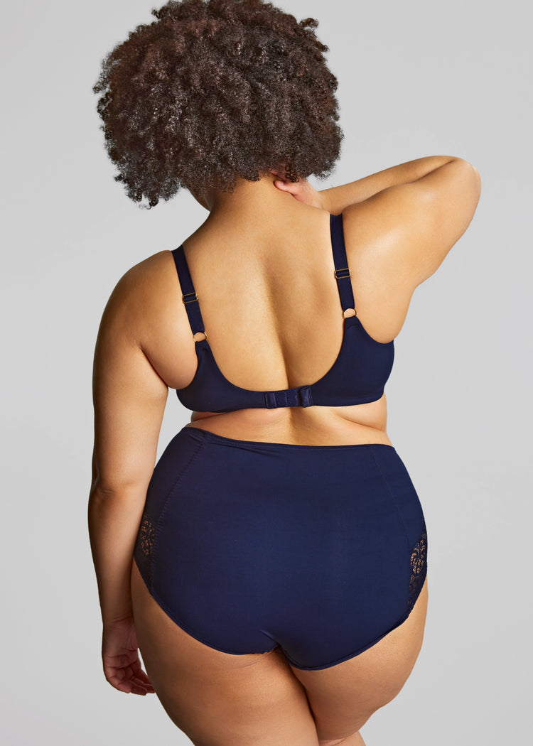 Model in Estel Full Cup BH Navy Achterzijde