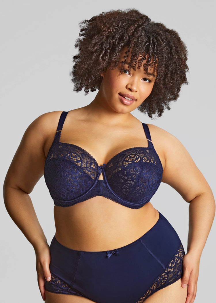 Model in Estel Full Cup BH Navy Voorzijde