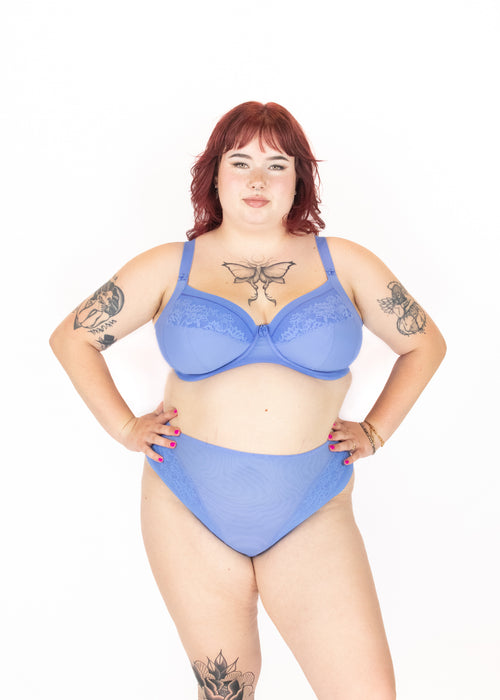 Model in Nerina Plunge Stretch BH Cornflower Voorzijde