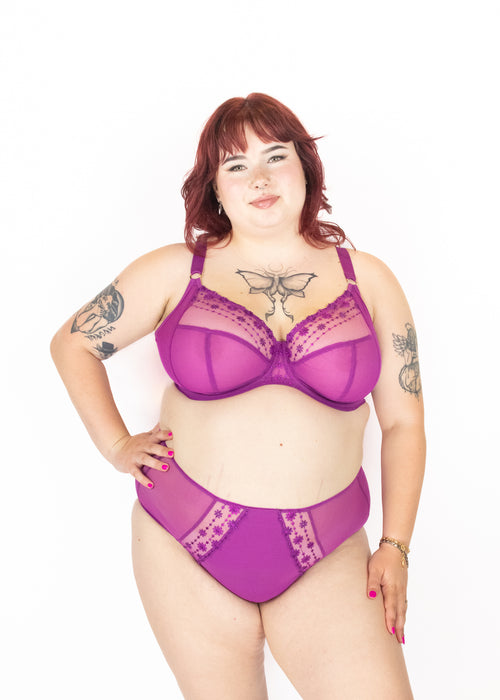 Model in Matilda Plunge BH Hollyhock voorzijde