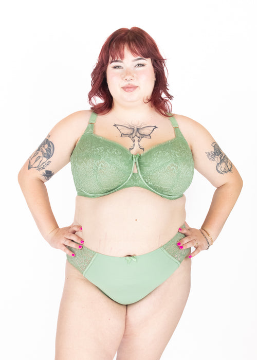 Model in Estel Full Cup BH Sage voorzijde