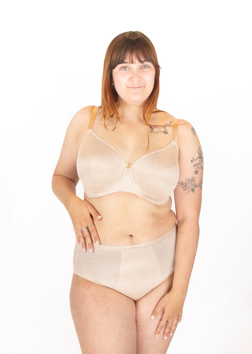 Model in Demure Side Support BH Natural Beige Voorzijde