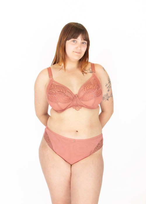 Model in Priya Plunge BH Rose Gold voorzijde