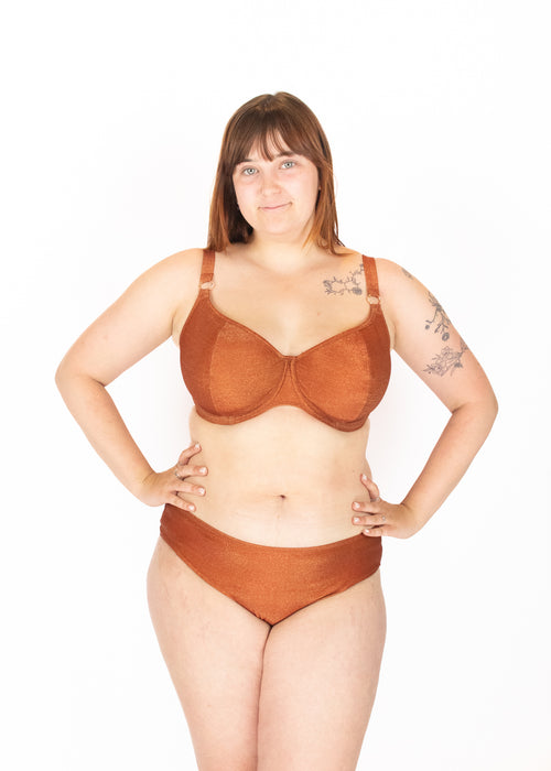 Model in Arizona Wave Sweetheart Bikini Top Golden Hour Voorzijde