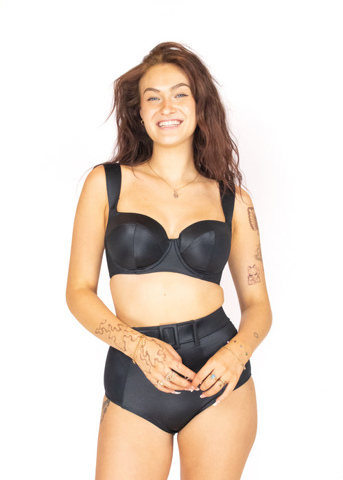 Model in Obsidian Balconette Bikini Top Zwart Voorzijde