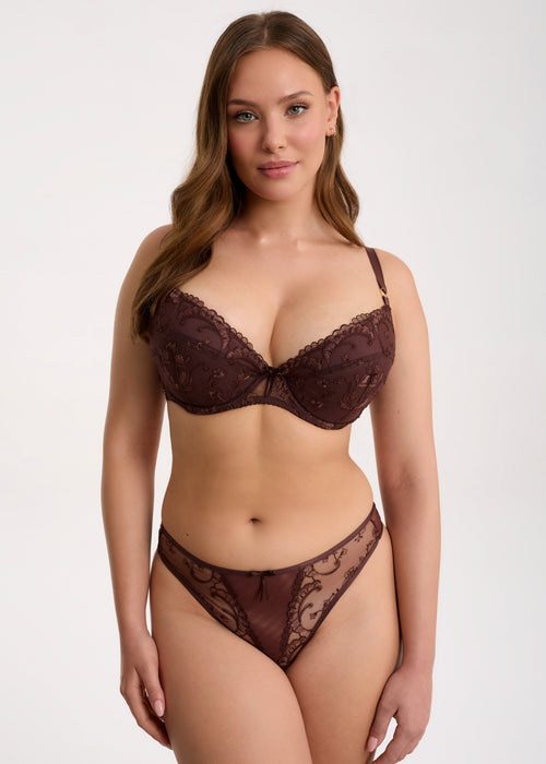 Model in Kira String Chocolate Voorzijde