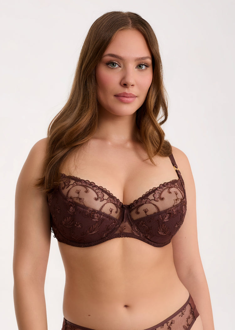 LifeStyle Model in Kira Full Cup BH Chocolate Voorzijde