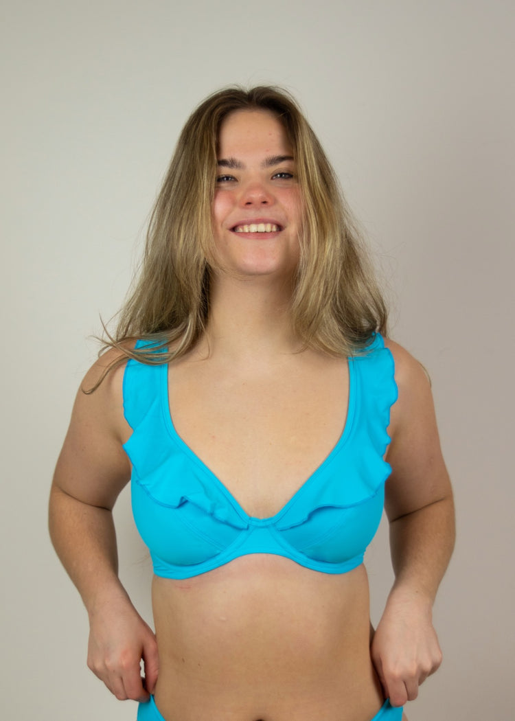 SuperBra Model in Jewel Cove High Apex Bikini Top Turquoise Voorzijde