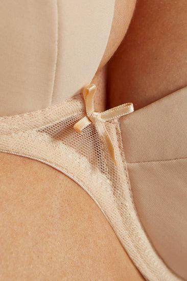 Model in Gorteks Zara Push Up Beige/Sand, Close Up