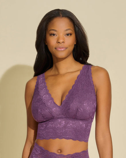 Model in Never Say Never Curvy Plungie Longline Bralette Grappa voorzijde
