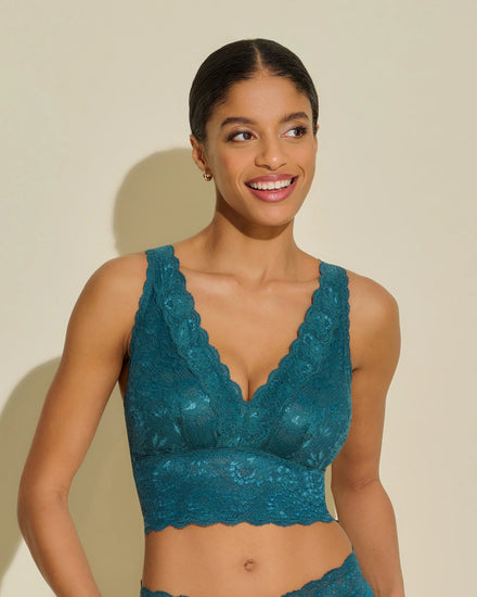 Model in Never Say Never Curvy Plungie Longline Bralette Schnapps voorzijde