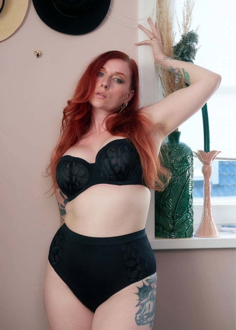 SuperBra Model in Ashley High Waisted Broekje Zwart Voorzijde