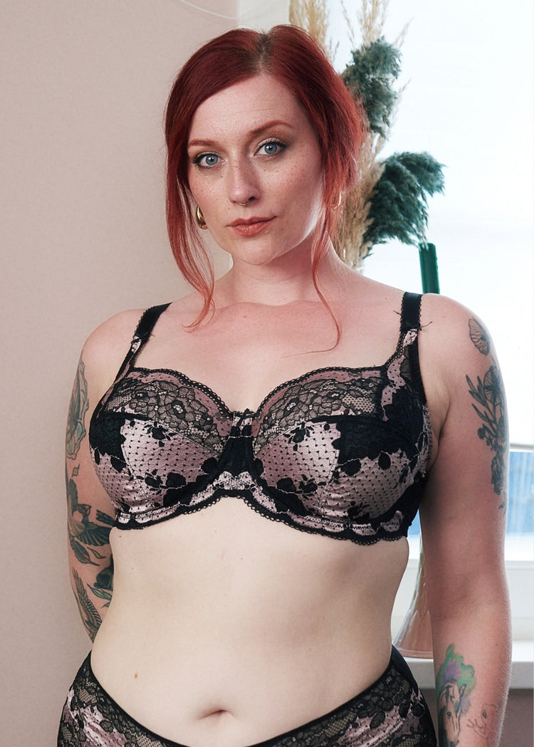 SuperBra Model in Clara Full BH Black/Pink Voorzijde