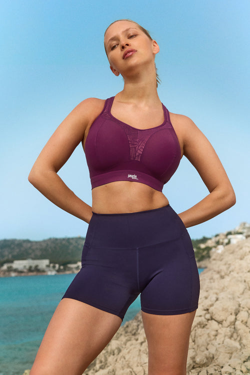 Model in Boundless Beugelloze Sport BH Berry/Chalk packshot