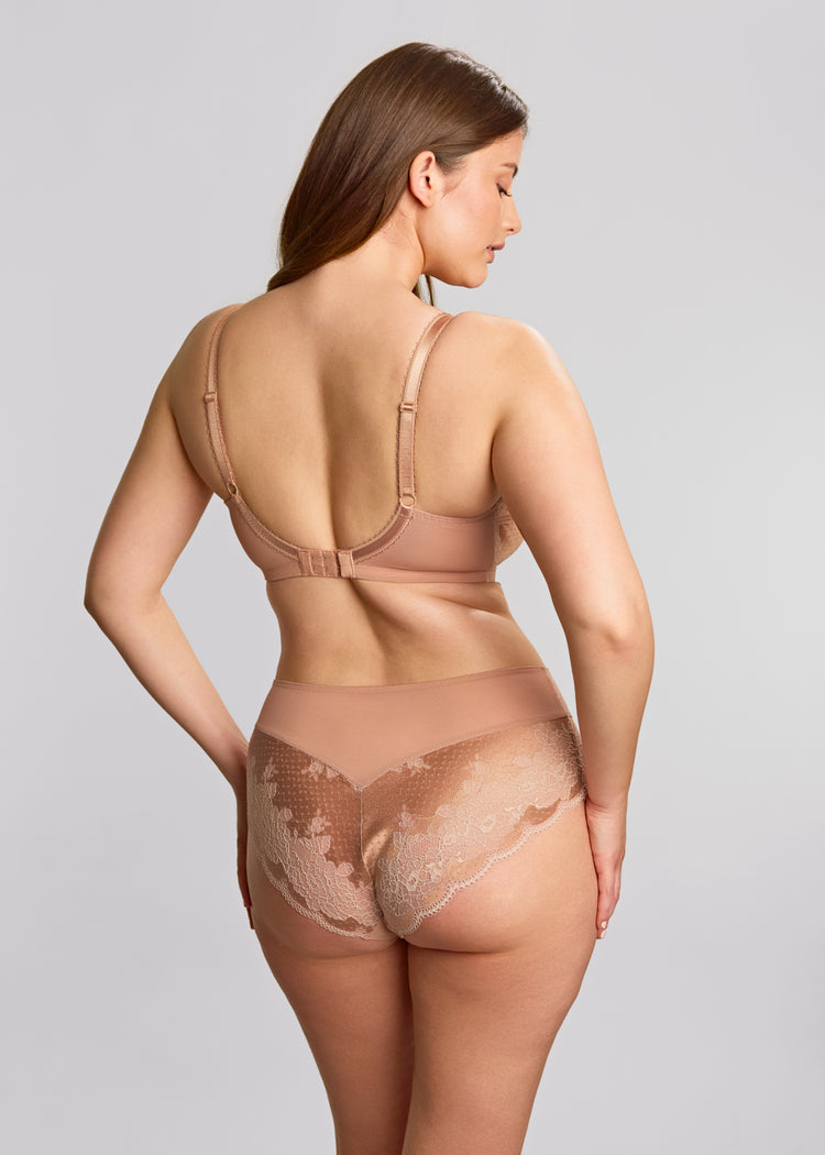 Model in Clara Mid Rise Broekje Honey Achterzijde