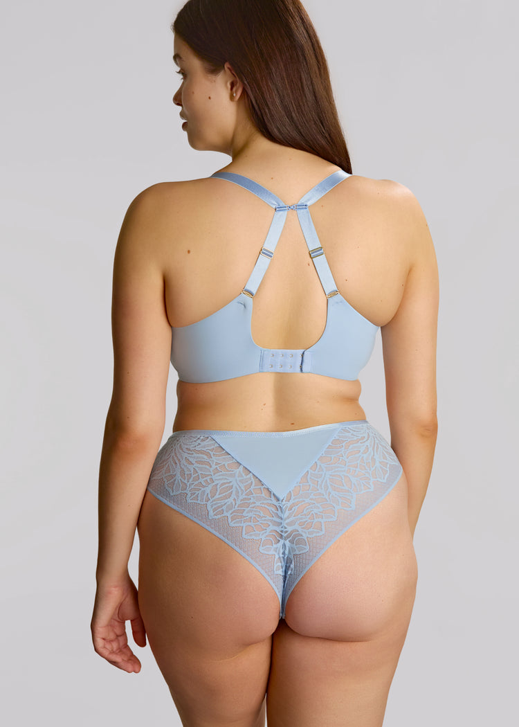 Model in Sophia Plunge BH Dusky Blue Achterzijde