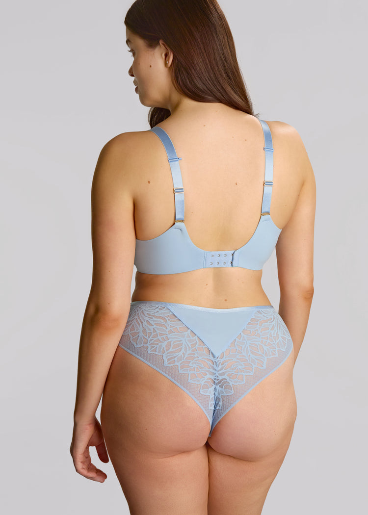 Model in Sophia Plunge BH Dusky Blue Achterzijde