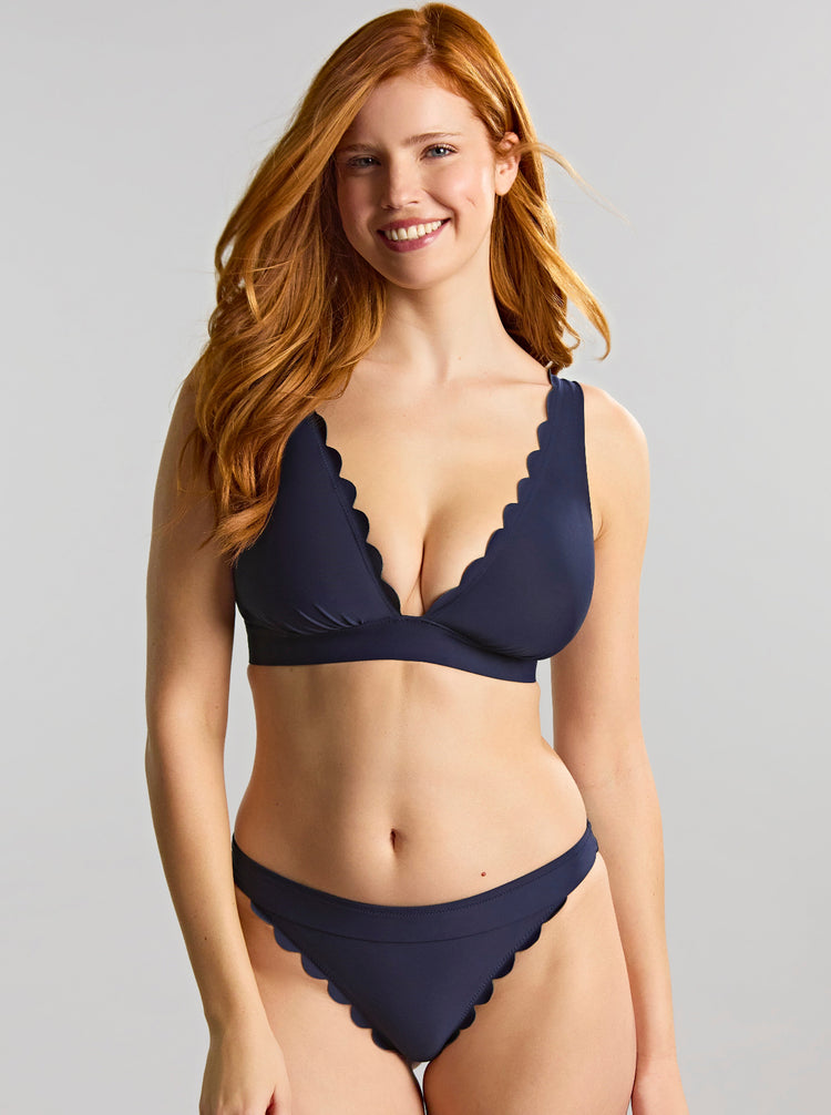 Model in Signature Scallop Classic Bikini Broekje Ink voorzijde