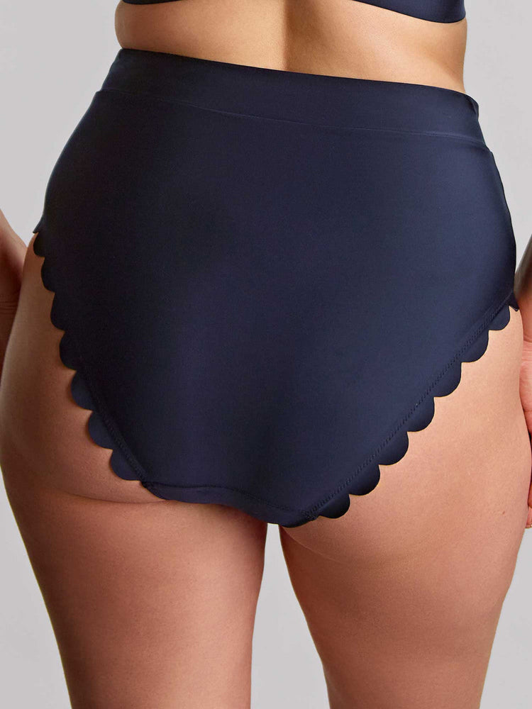 Model in Signature Scallop High Waist Bikini Broekje achterzijde